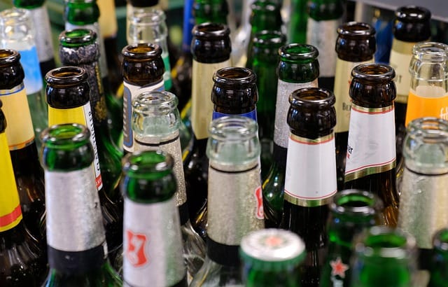 Studiu: Sticlele de sticlă dăunează mai mult mediului decât cele din plastic