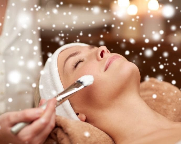 6 sfaturi de frumusete pentru iarna in care purtam masti anti Covid-19