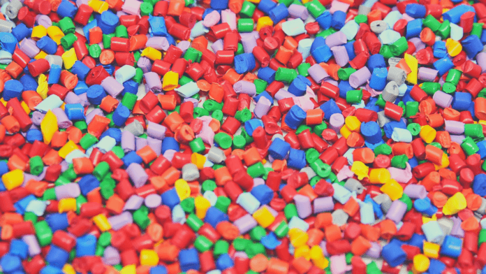 Studiu: Reciclarea chimică, prea puține informații despre recircularea substanțelor periculoase