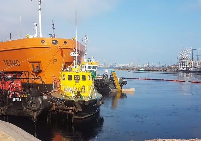 Constanța. Hidrocarburi și deșeuri solide, colectate în urma unei poluări accidentale în port