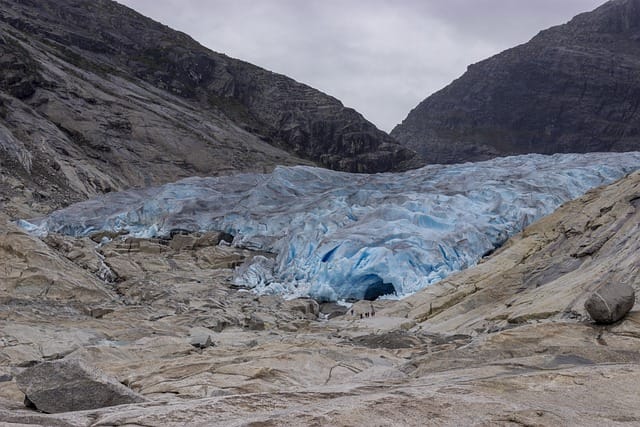 China încearcă să protejeze ghețarii prin învelirea cu pături speciale