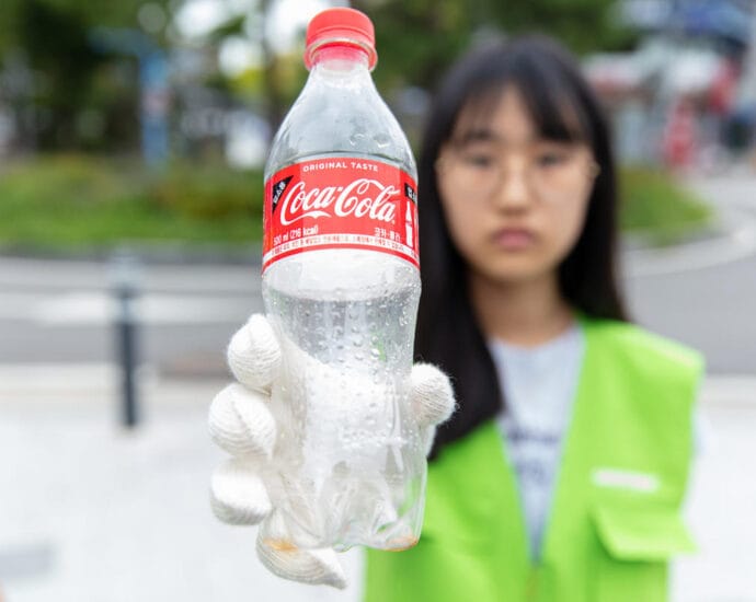 Activiștii cer ca băncile să impună reguli privind colectarea plasticului companiilor pe care le împrumută