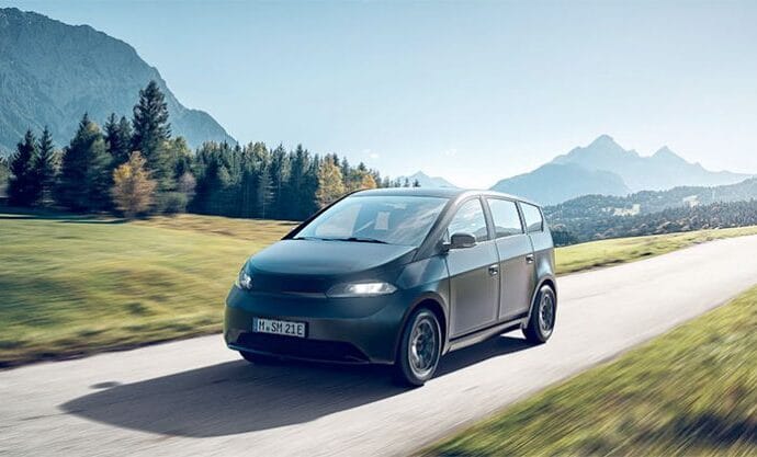 Mașina electrică Sion care se încarcă prin puterea soarelui
