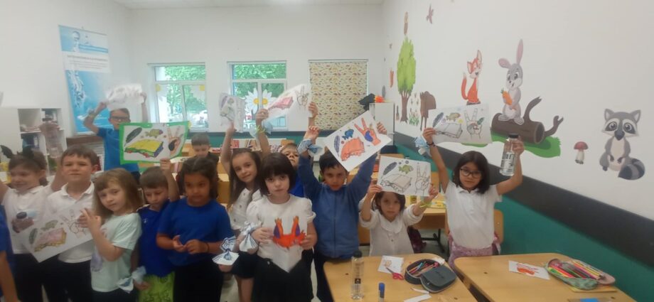 Copiii care menţin curat mediul oceanului planetar. Mesajul apei la #apecurateasumate