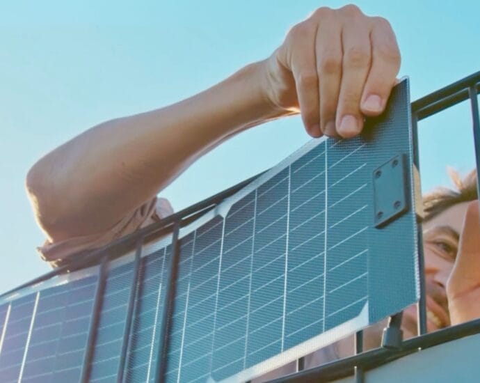 Benzile solare bifaciale verticale transformă gardurile în generatoare de energie